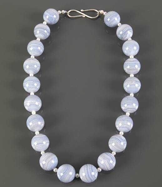 Appraisal: A uniform strand of mm blue lace agate beads alternating