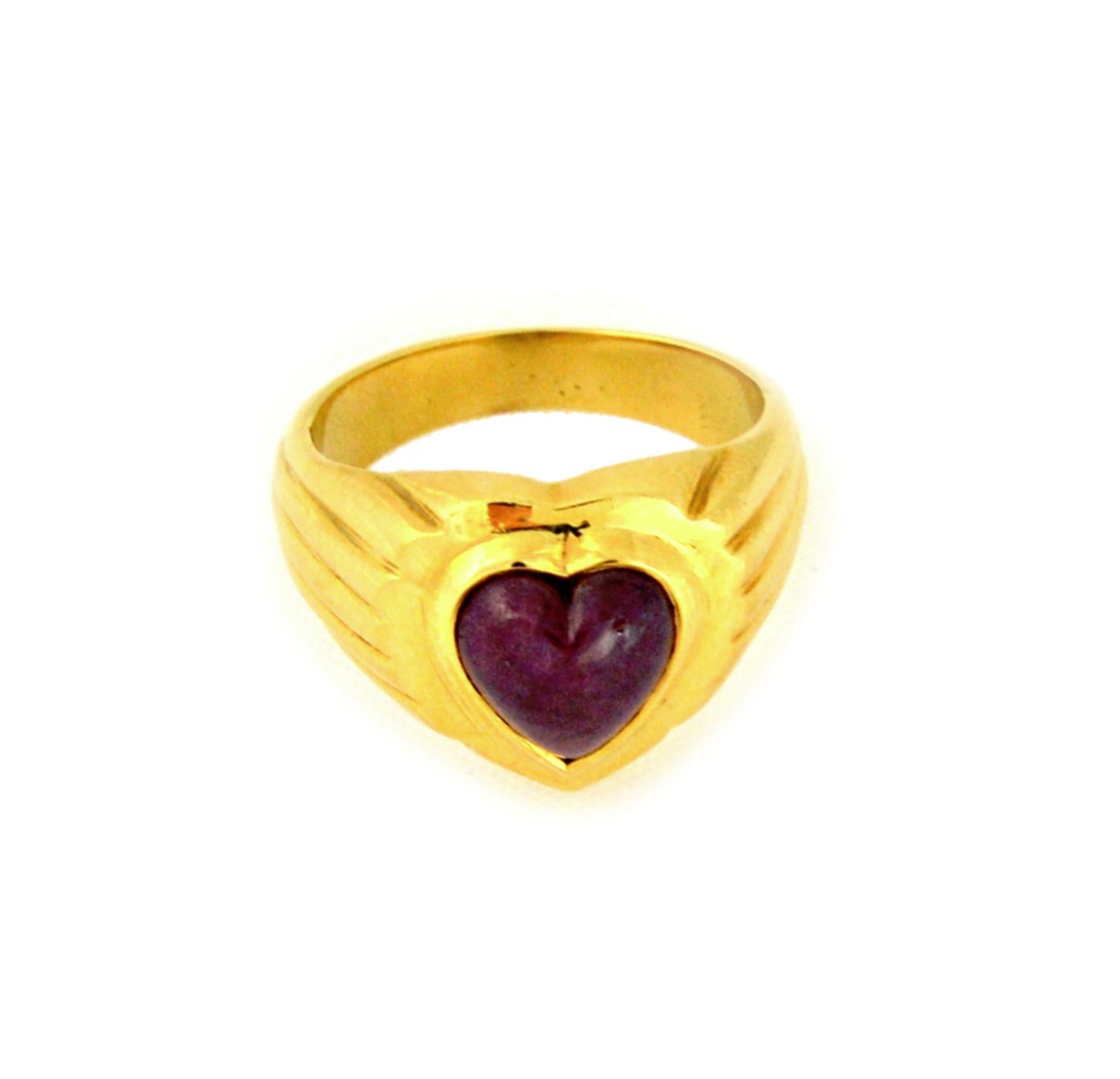 Appraisal: An ct yellow gold and heart shaped cabochon ruby ring