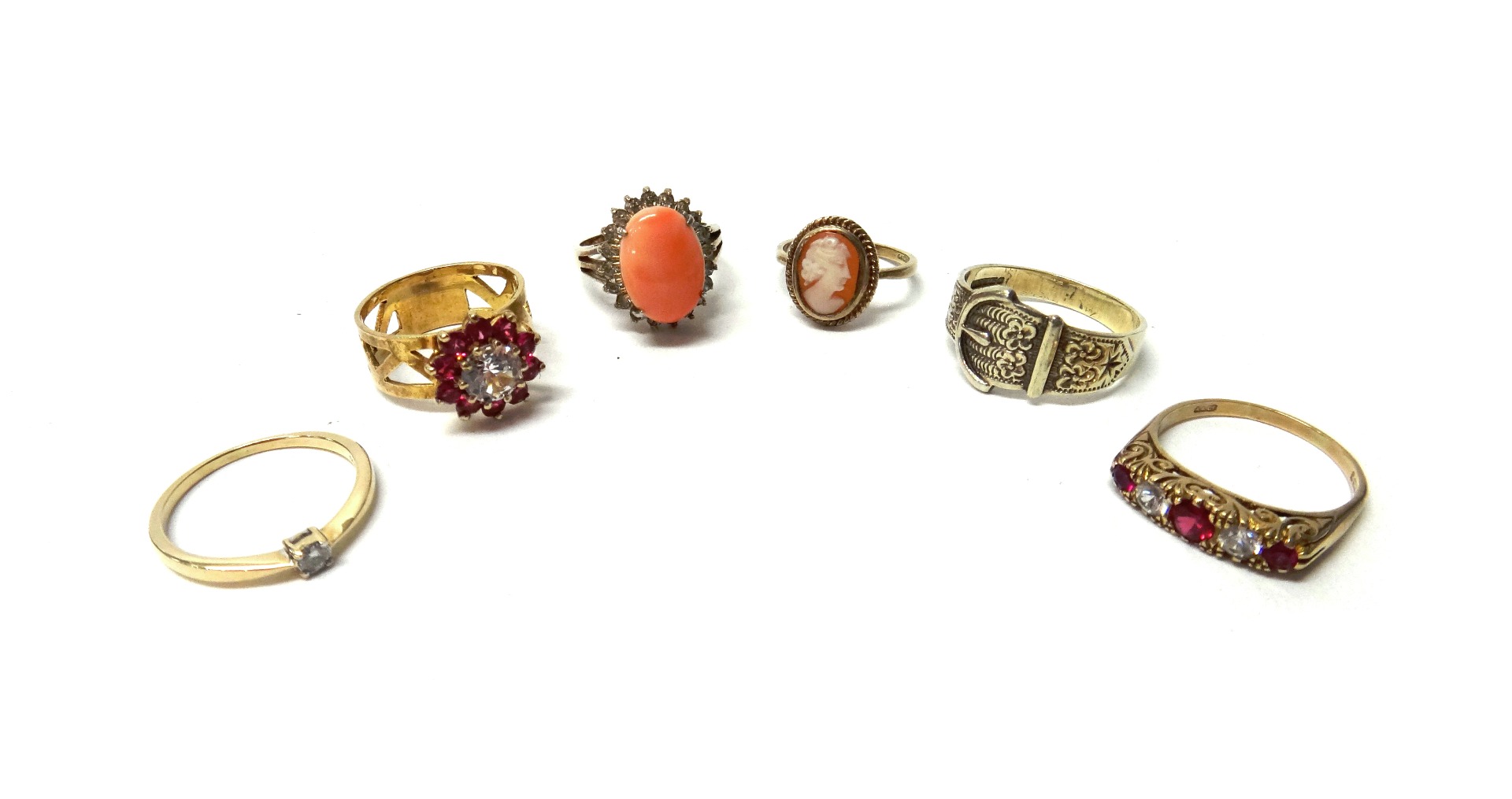 Appraisal: A ct gold red and colourless gem set cluster ring