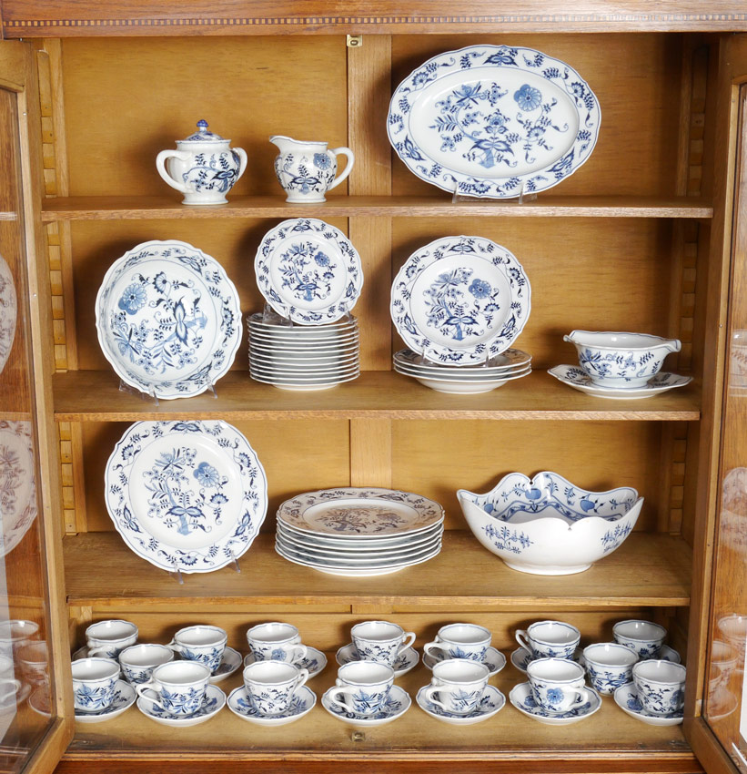 Appraisal: BLUE DANUBE CHINA Approx pieces to include dinner plates ''