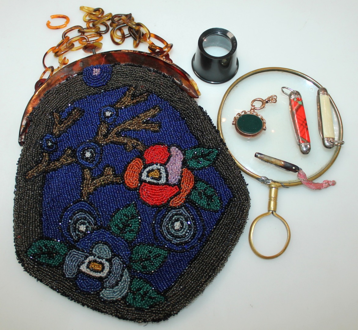 Appraisal: An early thC beadwork evening purse decorated with flowers predominantly