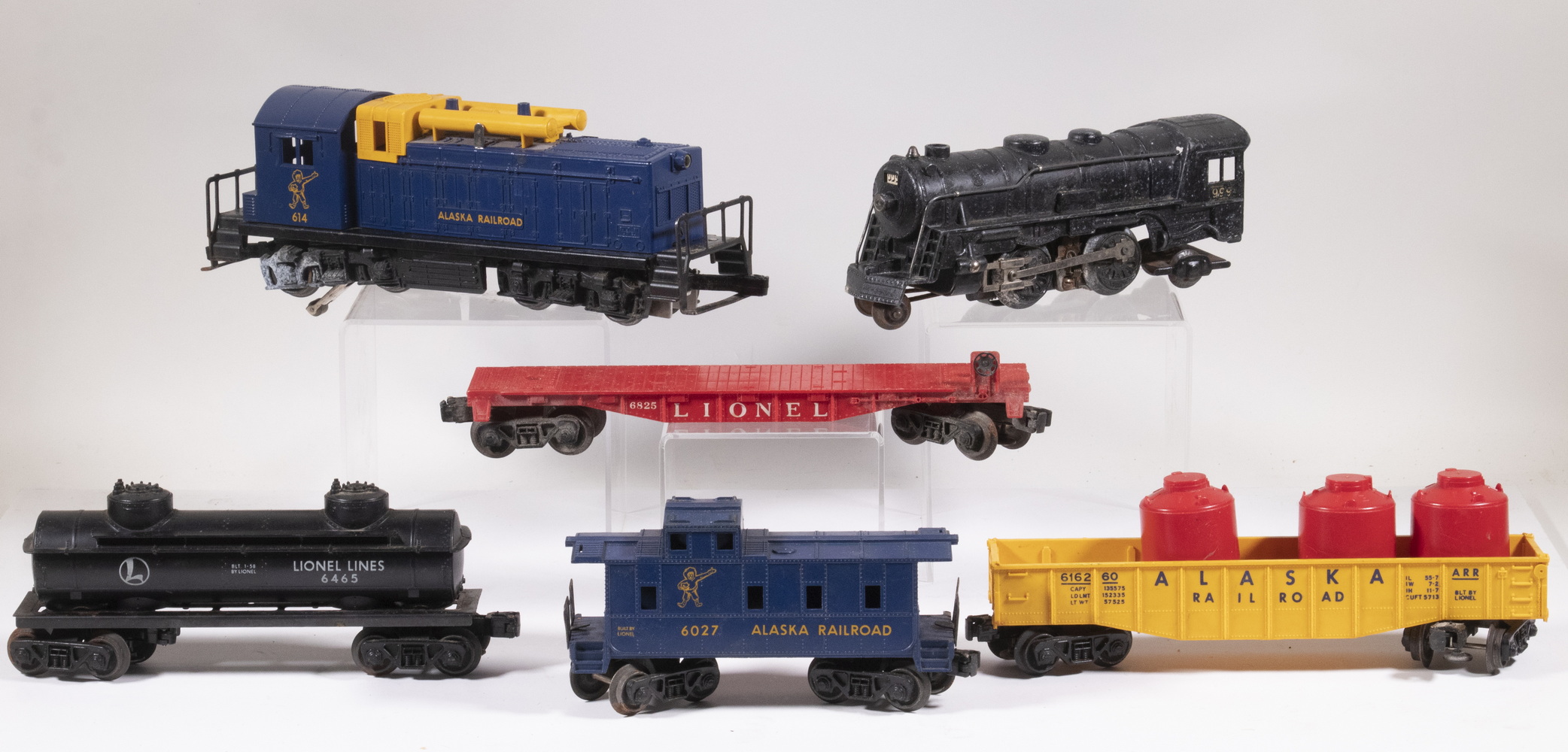 Appraisal: VINTAGE O-GAUGE MODEL TRAIN CARS BY LIONEL MARX All Post