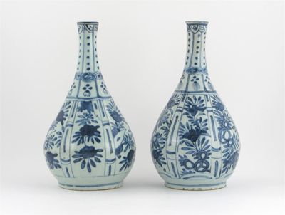 Appraisal: A pair of Chinese blue and white bottle vases each