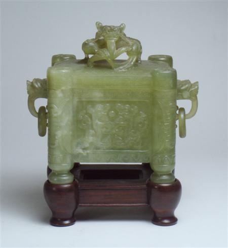 Appraisal: A Chinese green jade ornamental box with dragon finial to