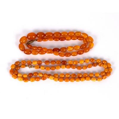 Appraisal: A single row of Baltic amber barrel shaped beads cm