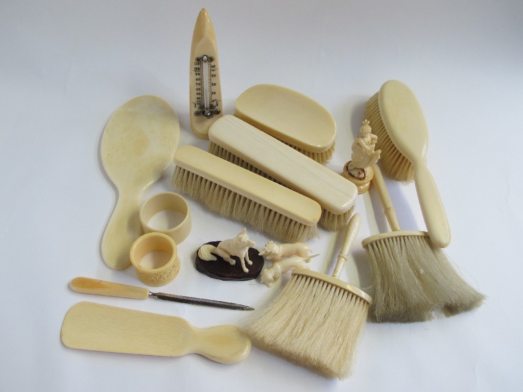 Appraisal: A tray lot of assorted ivory and bone items -