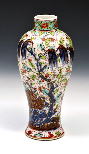 Appraisal: A CHINESE VASE painted in England painted underglaze blue willow