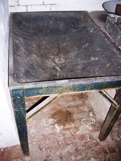 Appraisal: A large zinc lined basin on stand with a brass