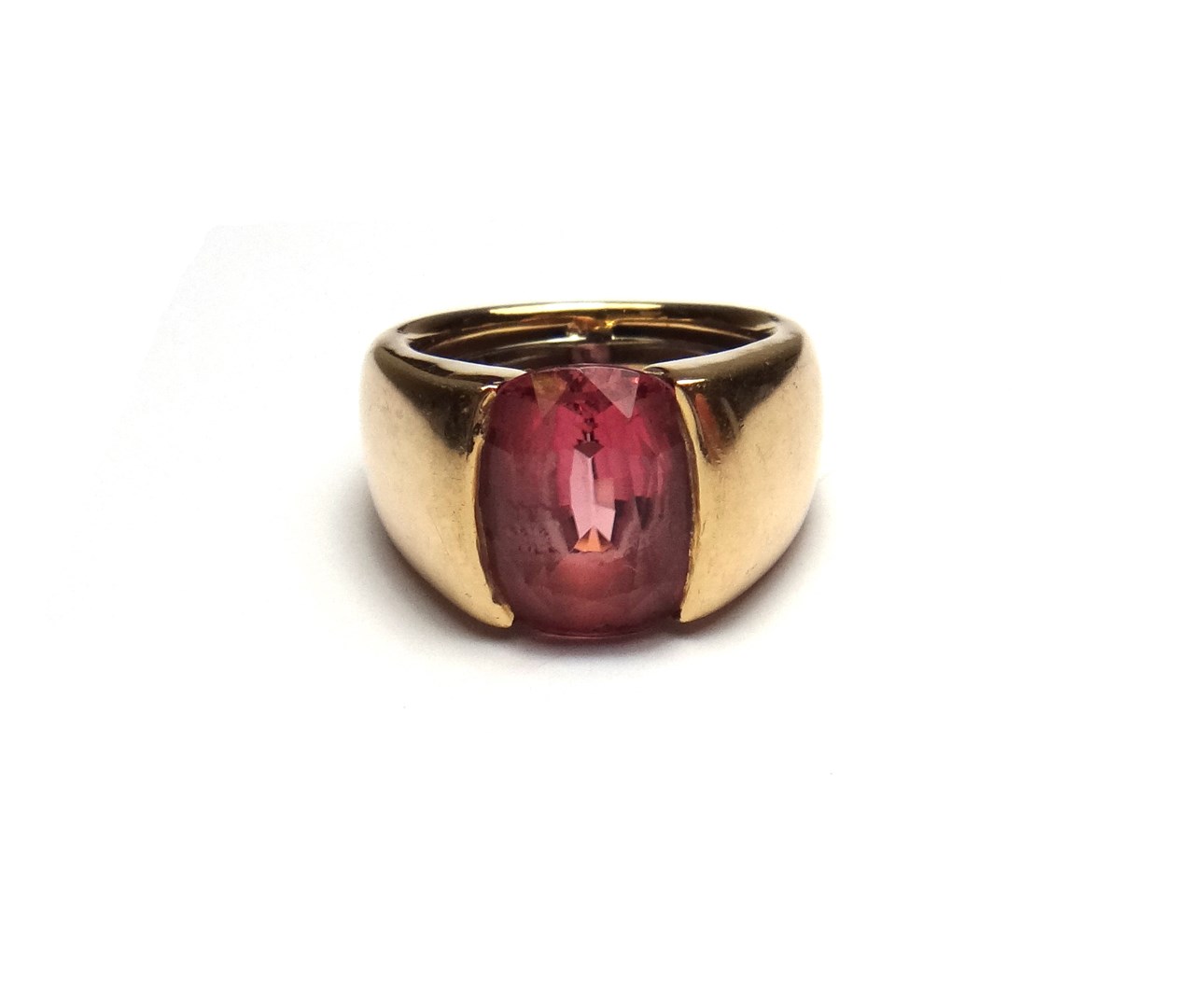 Appraisal: A gold and pink tourmaline set single stone ring mounted