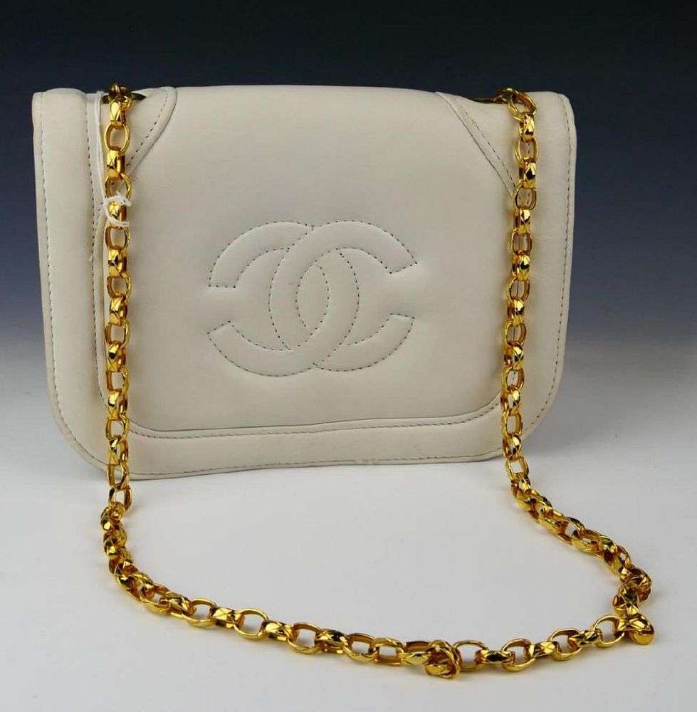 Appraisal: CHANEL WHITE LEATHER SHOULDER BAG PURSE A ladies' estate Chanel