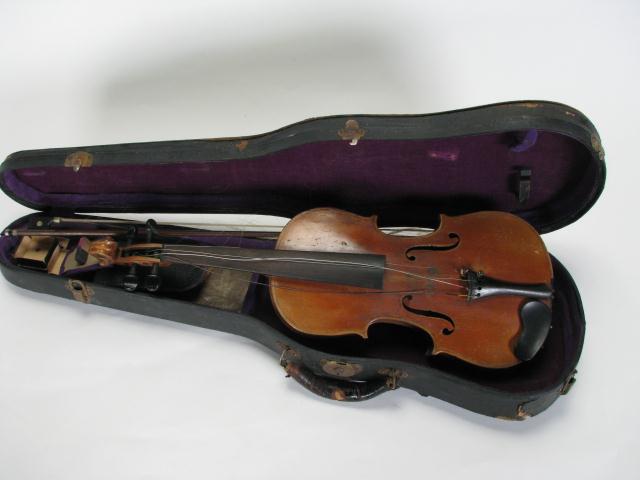 Appraisal: Vintage violin in case poor condition