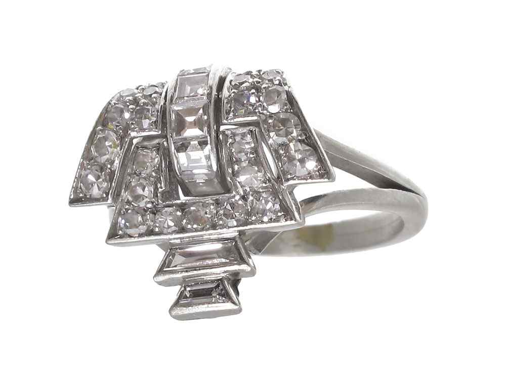 Appraisal: PLATINUM DIAMOND DECO RING Platinum deco ring contains round single