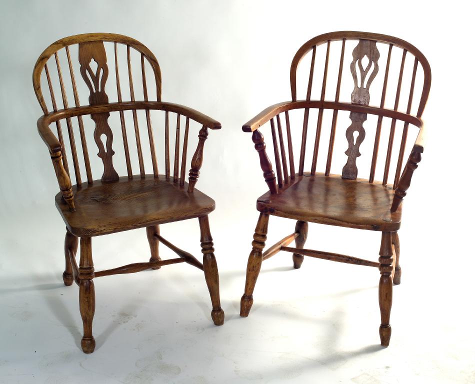 Appraisal: PAIR OF th CENTURY ELM WINDSOR ARMCHAIRS each with hoop