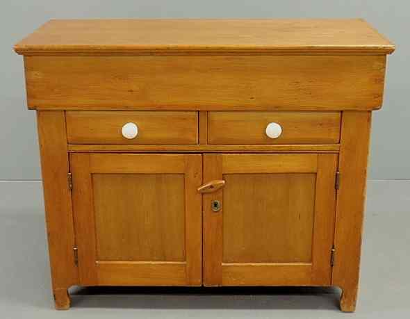 Appraisal: Pine dry sink c with a lift lid over two