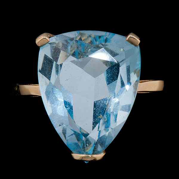 Appraisal: Ladies Blue Topaz Ring A K yellow gold ring prong