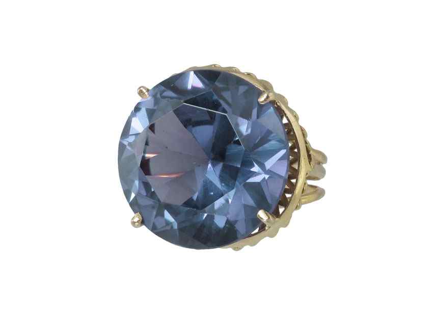 Appraisal: K GOLD CHANGING COLOR SAPPHIRE RING K yellow gold ring