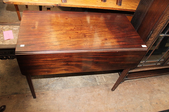 Appraisal: A GEORGIAN MAHOGANY PEMBROKE TABLE with single frieze drawer and