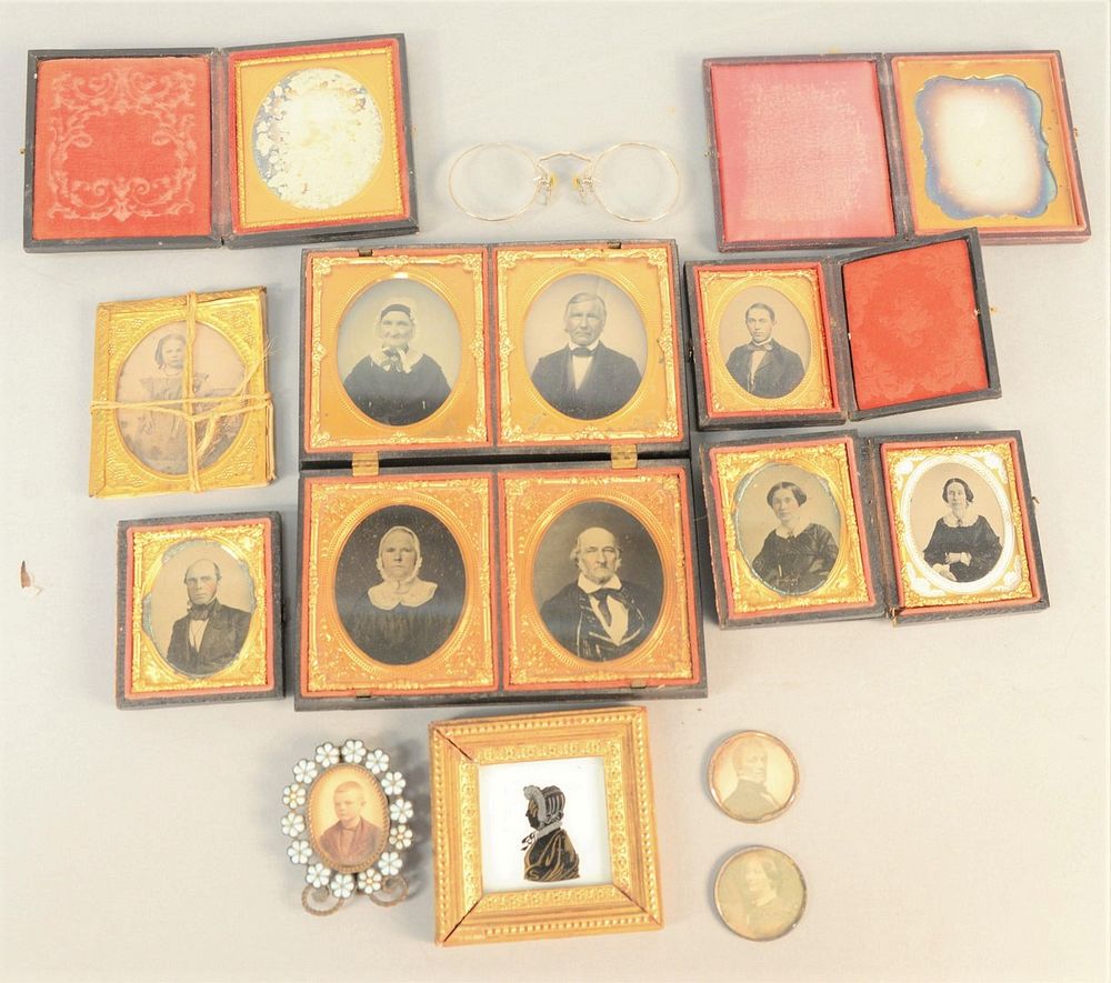 Appraisal: Tray lot of daguerreotype and tintypes large gutta percha case