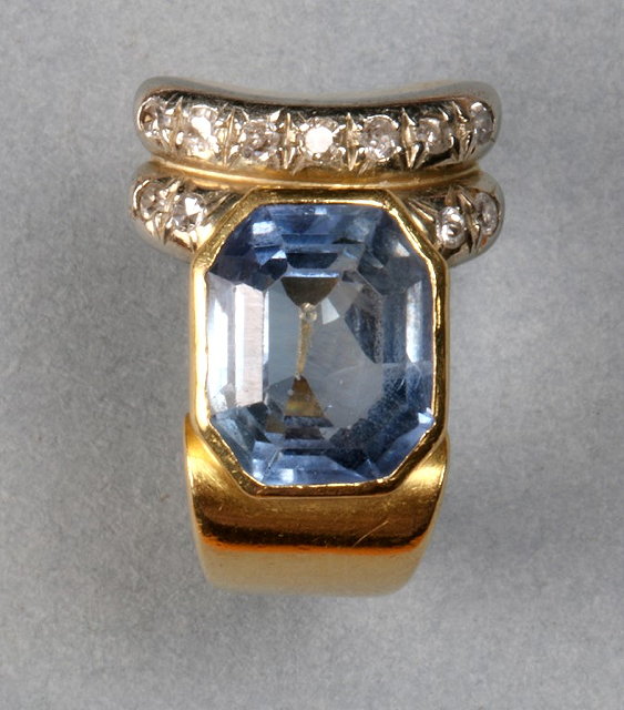 Appraisal: A CONTEMPORARY SAPPHIRE AND DIAMOND SET DRESS RING octagonal facetted