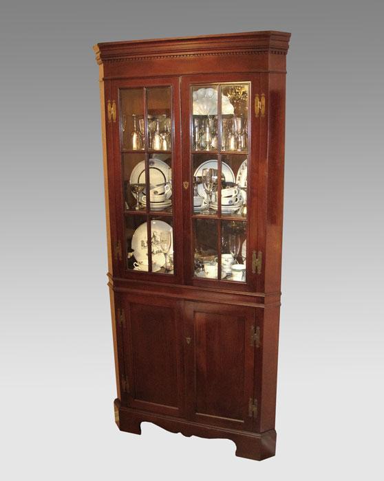 Appraisal: CRAFTIQUE MAHOGANY CORNER CUPBOARD Detailed crown with dental molding glass