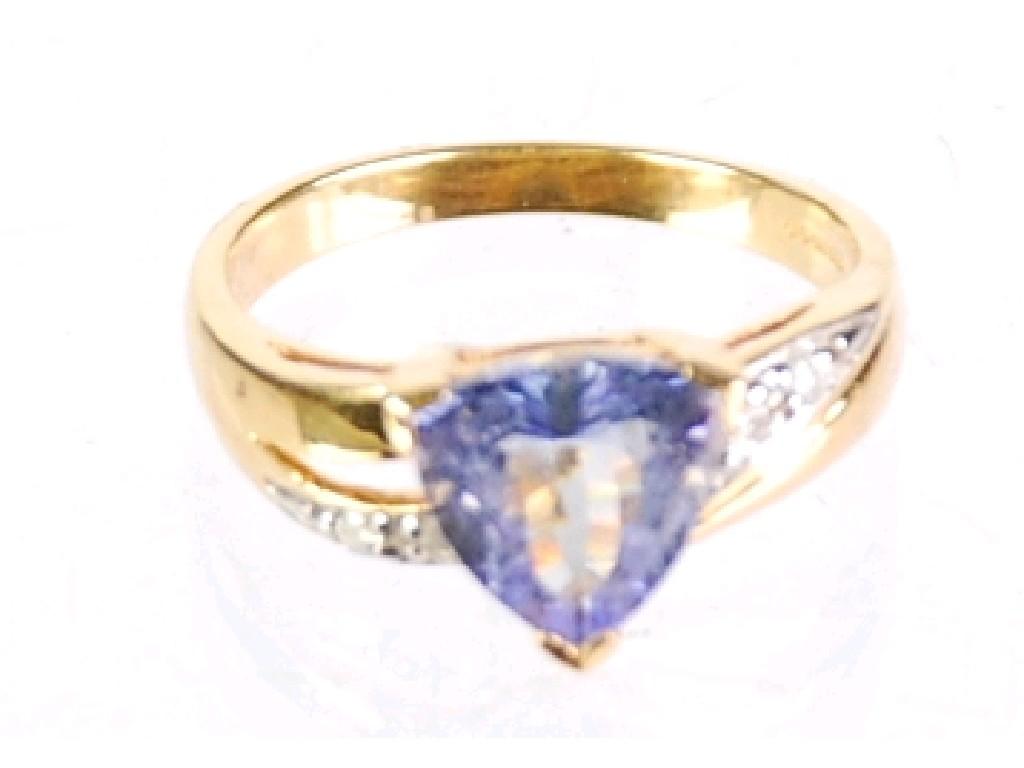 Appraisal: ct YELLOW GOLD RING set with a pale blue triangular