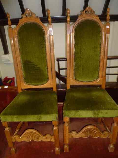 Appraisal: A SET OF EIGHT OAK DINING CHAIRS with high backs