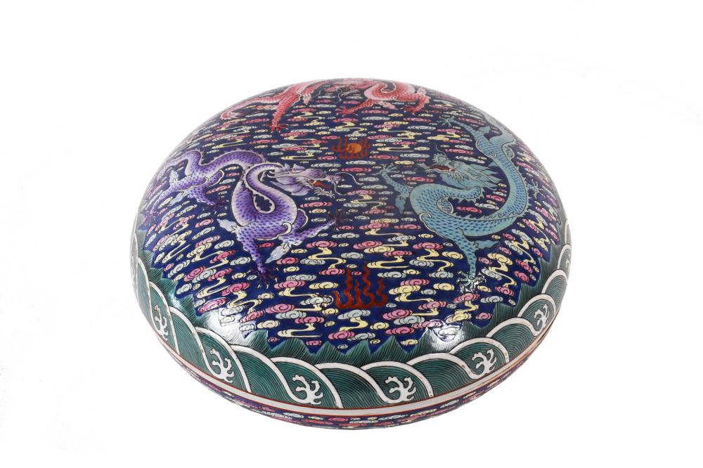 Appraisal: CHINESE PORCELAIN COVERED CIRCULAR BOWLThe underside bearing a Qinglong six-character