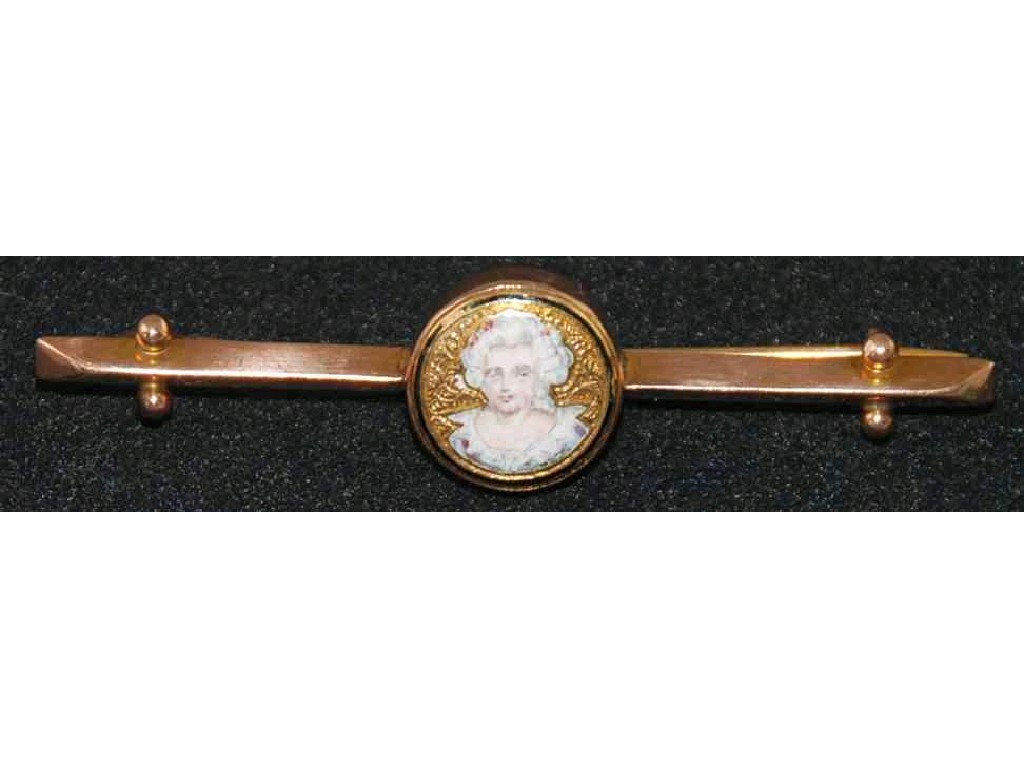 Appraisal: ct GOLD HEAVY BAR BROOCH the centre inset with a