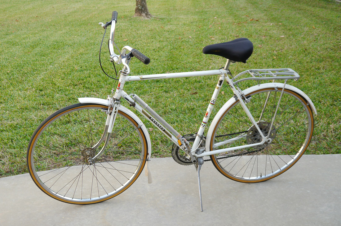 Appraisal: VINTAGE PEUGEOT BICYCLE Mens bicycle white with original decals Bike