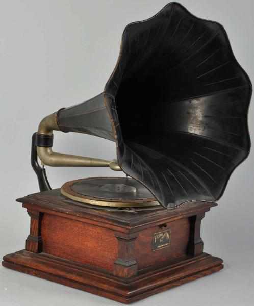 Appraisal: Victor V Phonograph with Horn All original Working condition Condition