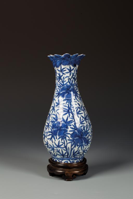 Appraisal: A CHINESE BLUE AND WHITE WALL VASE with a baluster-shaped