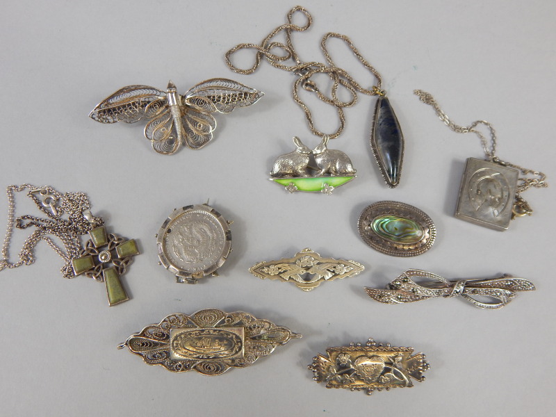 Appraisal: Various silver and white metal brooches pendants etc to include