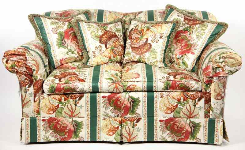 Appraisal: Upholstered Setteelabel of ''Trends 'n Traditions Wilson NC '' floral