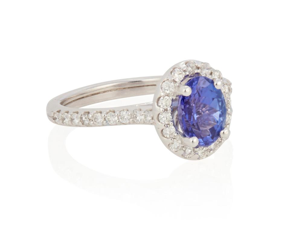 Appraisal: A TANZANITE AND DIAMOND RINGA tanzanite and diamond ring k