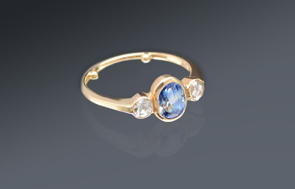 Appraisal: SAPPHIRE AND DIAMOND RING K yellow gold ring centers one