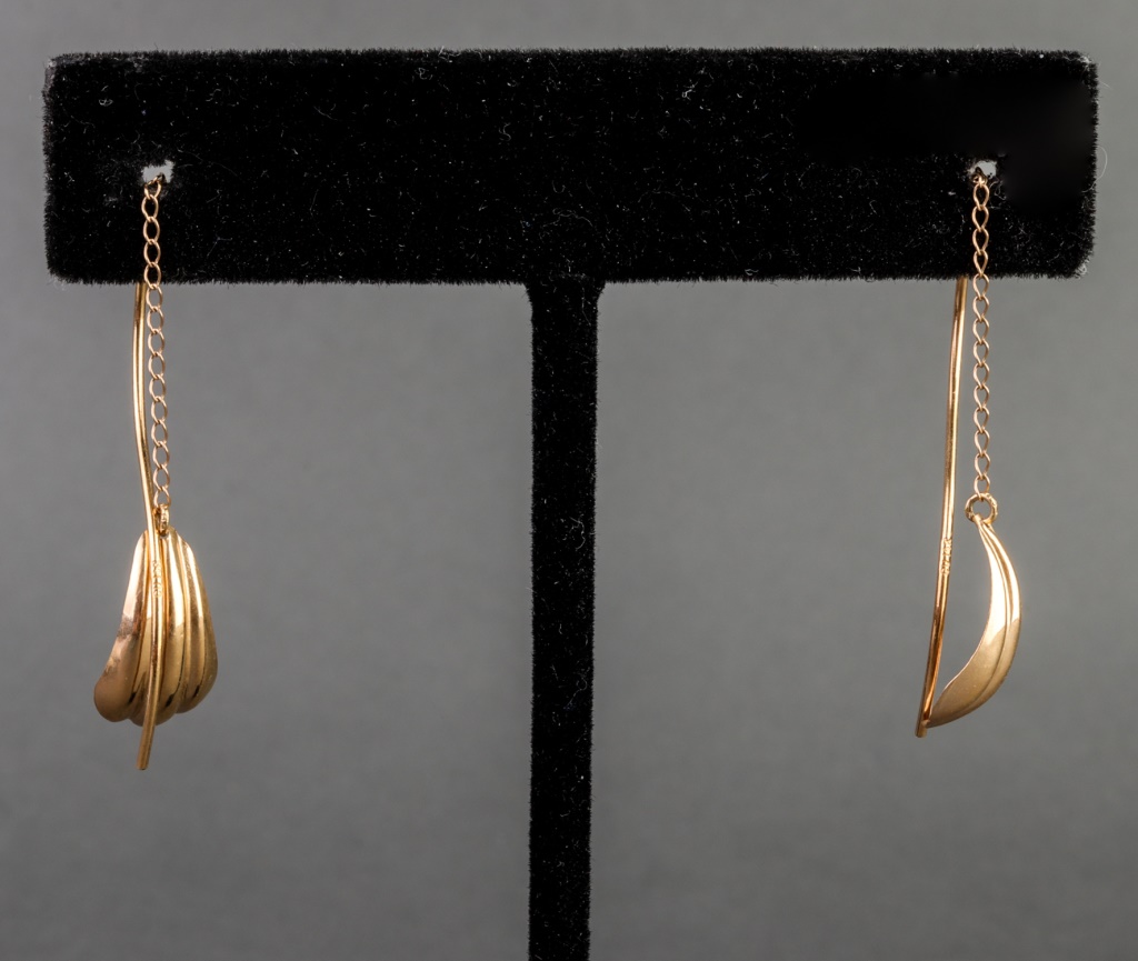 Appraisal: MODERN K GOLD WIRE CHAIN DANGLE EARRINGS Modern K yellow