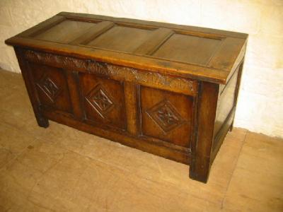 Appraisal: AN OAK PANELLED COFFER with hinged lid the fascia with