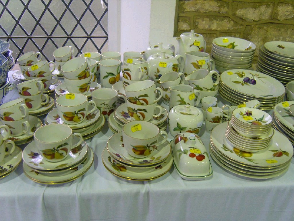 Appraisal: An extensive collection of Royal Worcester Evesham pattern wares briefly