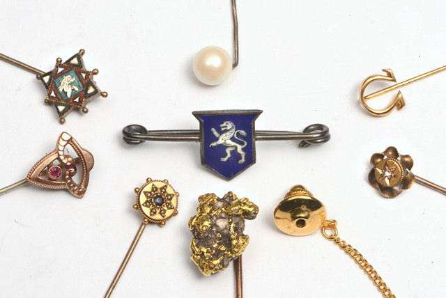 Appraisal: A VICTORIAN CT GOLD STICK PIN with diamond chip decoration