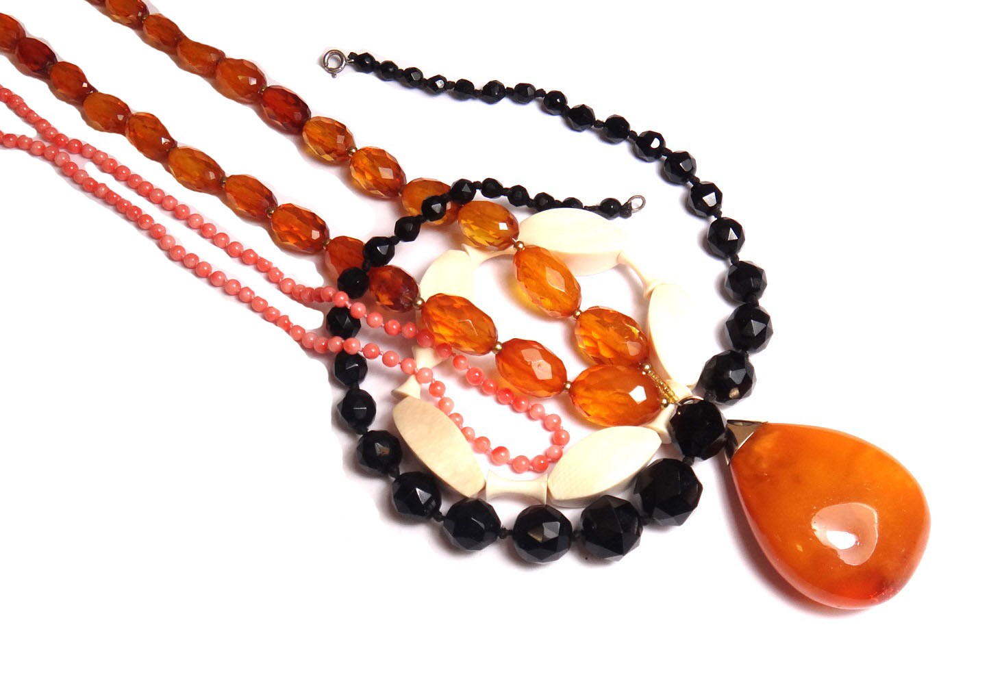 Appraisal: A single row necklace of graduated faceted amber beads with