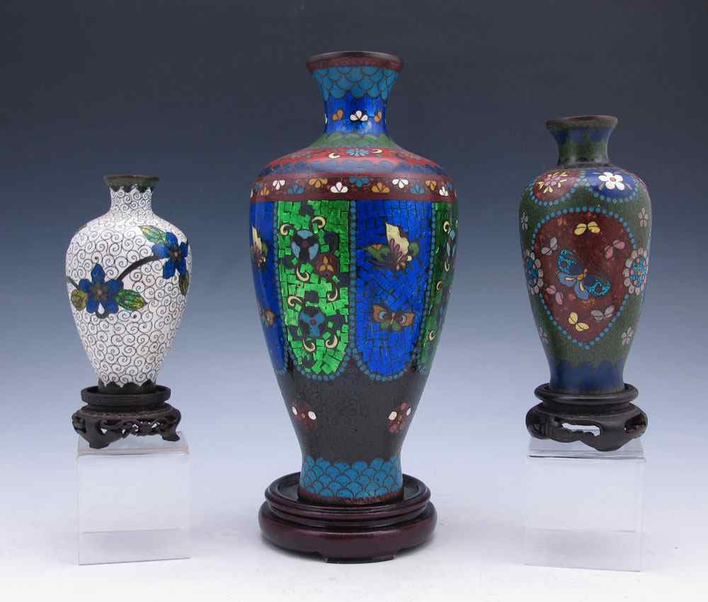 Appraisal: CLOISONNE VASES An '' Japanese Ginbari with good color panels