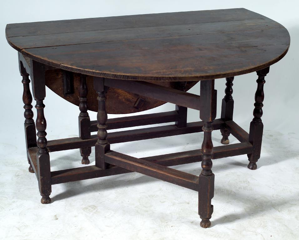 Appraisal: OAK GATELEG DINING TABLE th CENTURY the oval top above