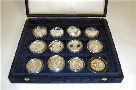 Appraisal: A collection of world proof crowns all modern commonwealth proof