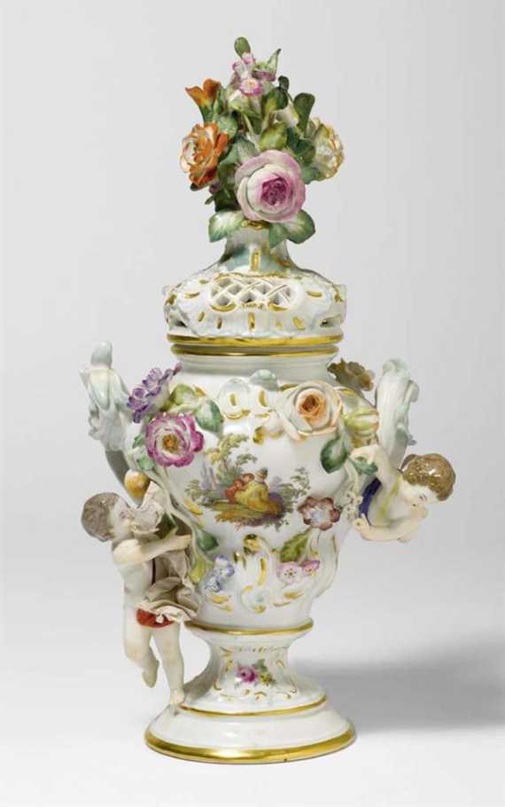 Appraisal: KLEINE POT POURRI VASE MIT PUTTI FIGUREN Meissen nach Baluster