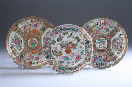 Appraisal: SIX CHINESE ROSE MEDALLION PORCELAIN PLATES th century Four luncheon