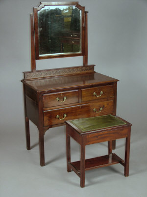 Appraisal: An Edwardian mahogany mirror back dressing table above two short