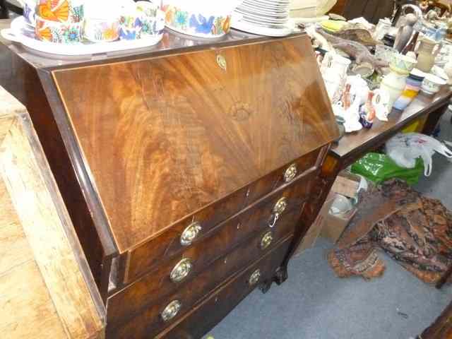 Appraisal: A GEORGIAN MAHOGANY BUREAU the fall front with shell inlay