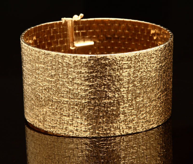 Appraisal: An K yellow gold cuff bracelet K yellow gold wide