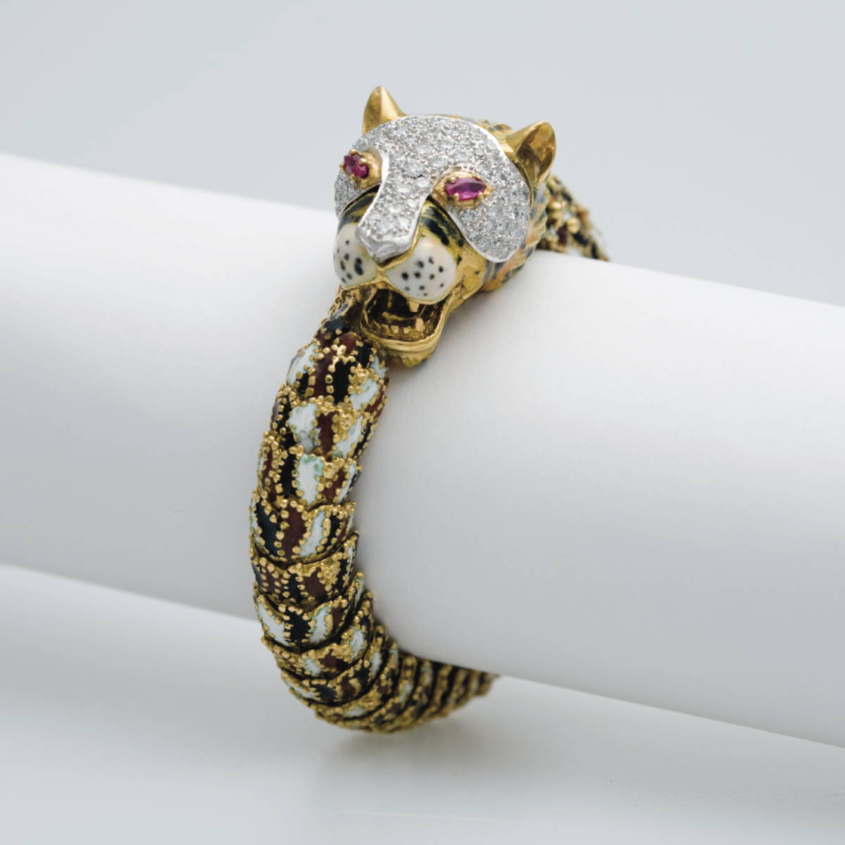 Appraisal: ENAMEL DIAMOND AND GOLD LEOPARD BRACELET The leopards face is