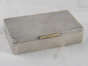 Appraisal: A fine silver cigarette box with engine turned finish rounded